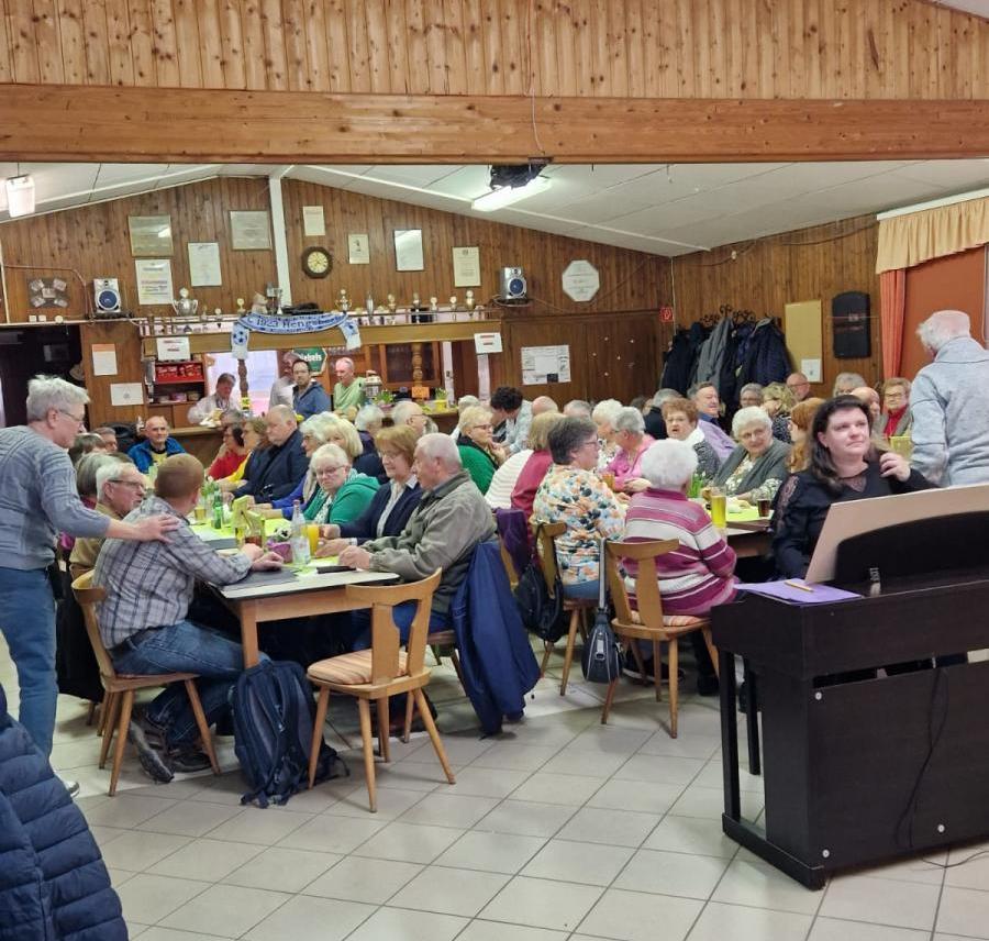 ein gut gefüllter Saal